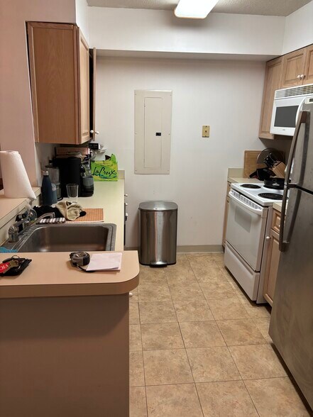 kitchen - 5000 Battery Ln