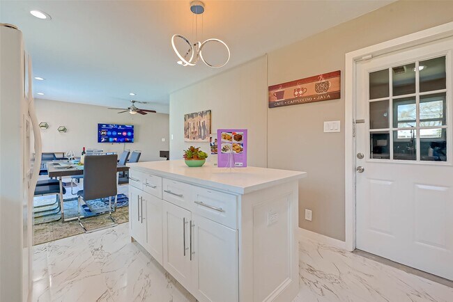 Building Photo - 5330 Hialeah Dr