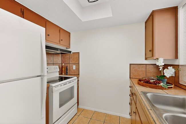 Building Photo - 10003 Rutland Village E