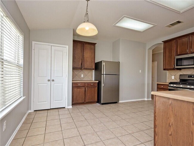 Building Photo - 607 Washington Square Dr