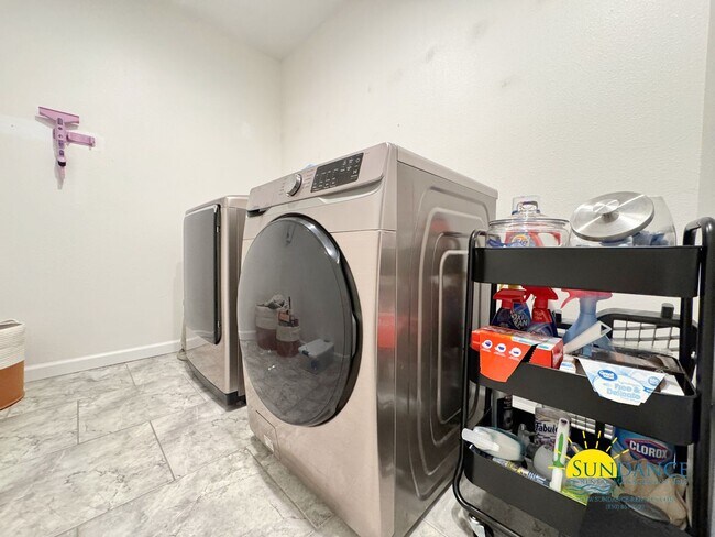 Building Photo - Stunning 4 Bedroom Home in Shiloh Place!