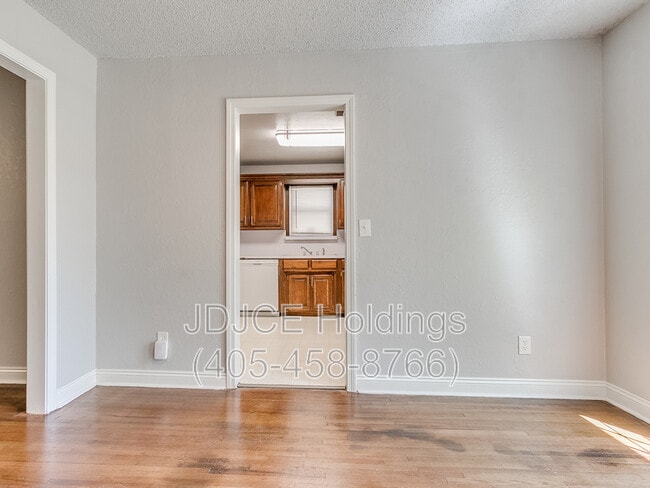 Building Photo - 122 W Marshall Dr