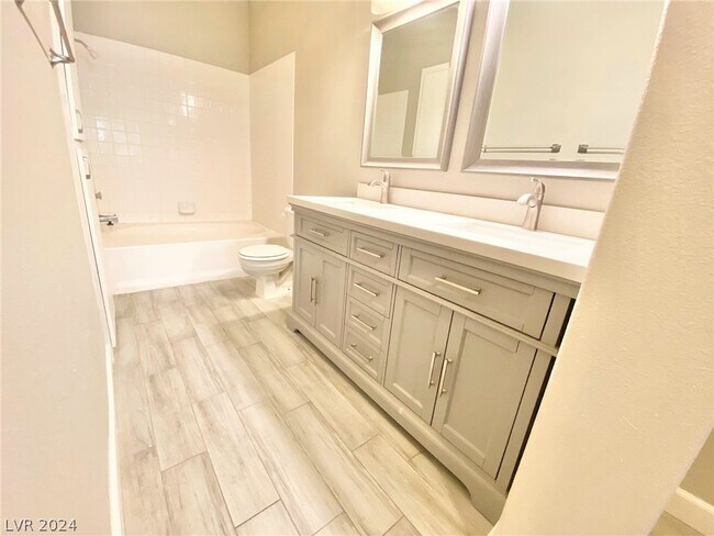 Building Photo - 1900 N Torrey Pines Dr