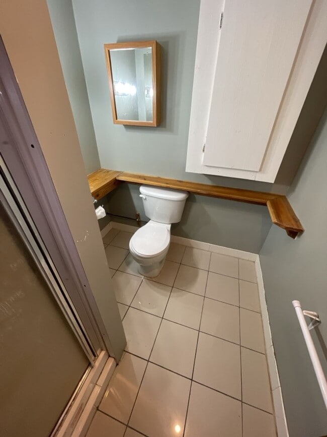 Building Photo - AVAILABLE JUNE - 5 Bed 2 Bath In East Hillside