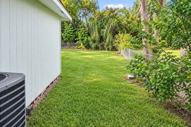 Building Photo - 1805 Bayou Homes Dr