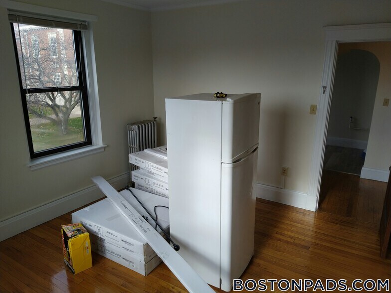 Building Photo - 349 Pleasant St