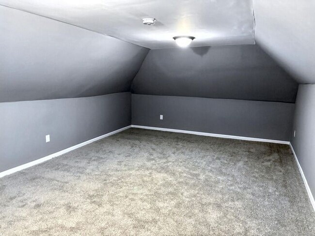 Building Photo - Comfortable 3-Bedroom Home with Garage and...