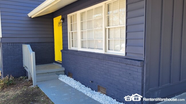 Building Photo - 131 Oak Dr SW