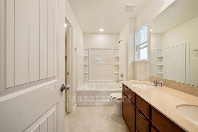 Building Photo - 907 Solitude Dr