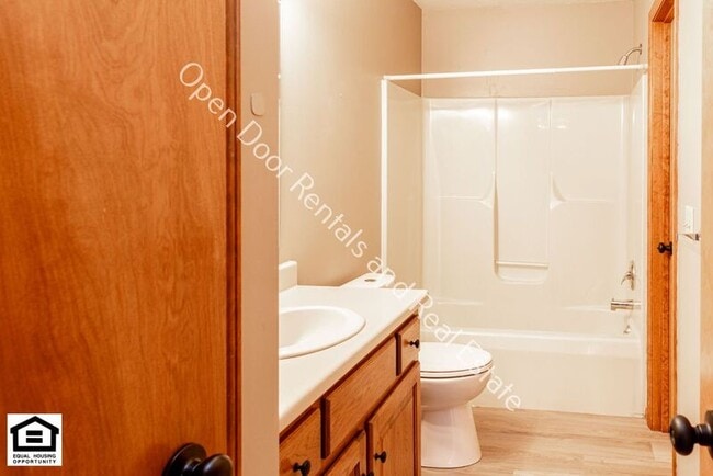 Building Photo - 1422 Flagstone Dr