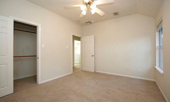 Building Photo - 11 Aquiline Oaks Pl