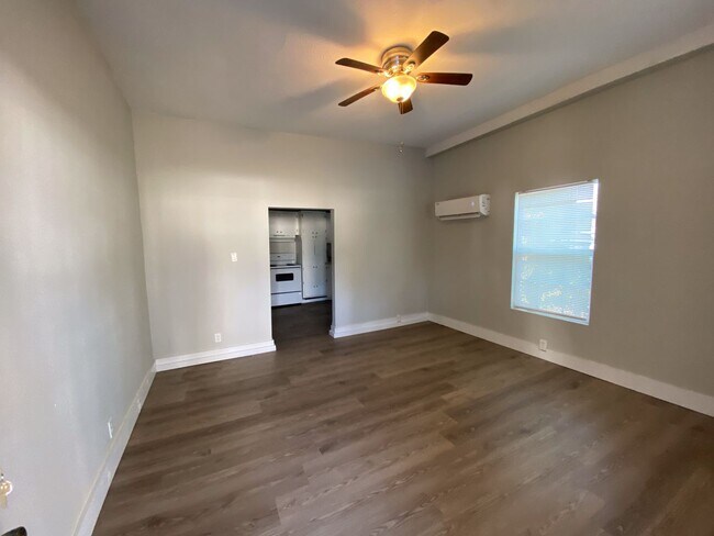 Building Photo - 817 W Matthews Ave