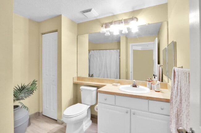 Building Photo - 2111 Myrtlewood Cir E