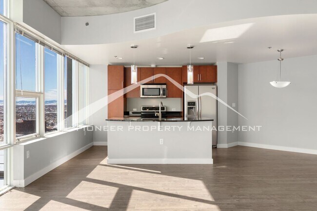 Building Photo - Luxury Condo with Stunning Views and Central AC