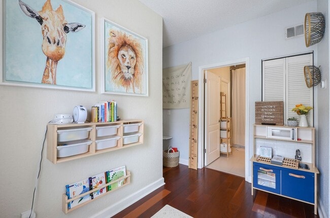 Building Photo - Gorgeous End Unit with pond fountain view -  1 Bed, 1 Bath plus Office/Den Nook on Harbour Island...