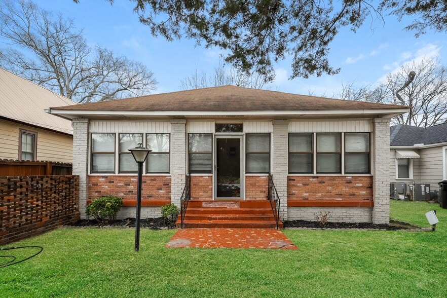 Building Photo - 1612 14th Ave