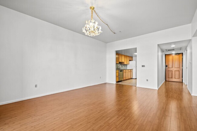 Building Photo - Amazing 2 Bed Condo in Noho!