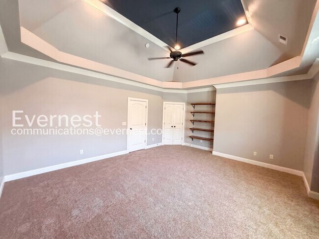Building Photo - Comfort Meets Modern Convenience with Fireplace / 3 Beds & 2.5 Bath / Available Now