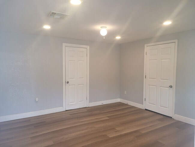 Building Photo - 1320 S Oleander Ave