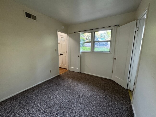 Building Photo - 4 bed/1.5 bath House with large backyard