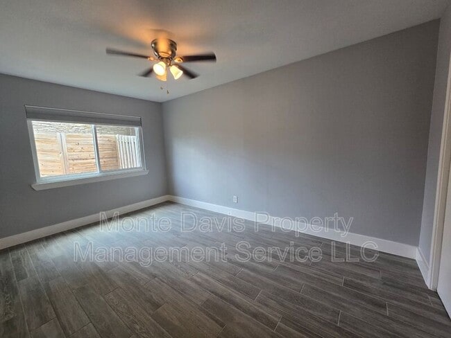 Building Photo - 2504 Manor Cir