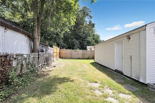 Building Photo - 11 Hallmark Pl