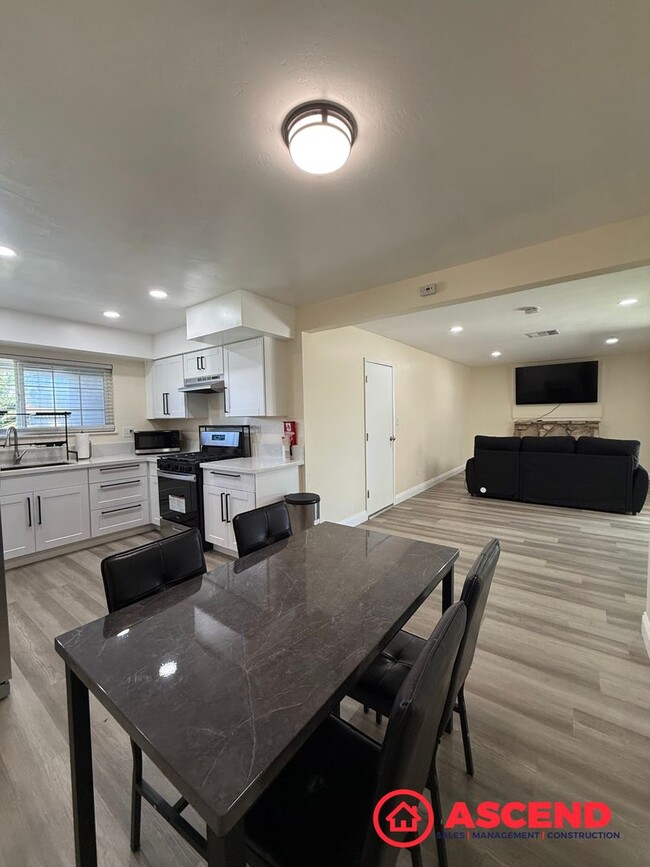 Building Photo - Charming 3 Bedroom / 2 Bath Home + Additional Office