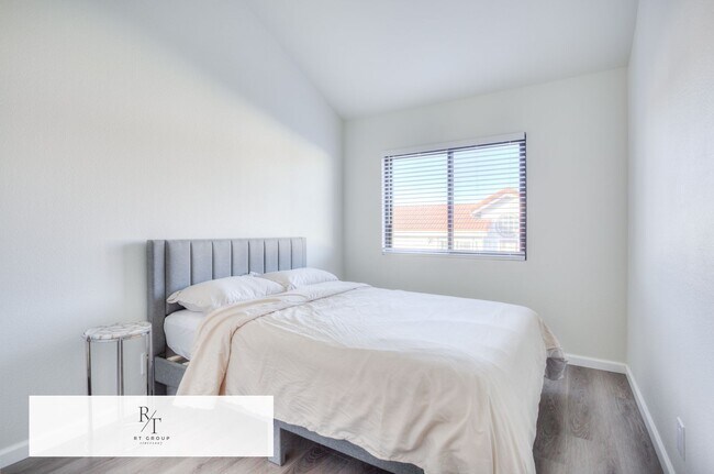 Building Photo - Fully Remodeled | Spacious & Bright Townhome