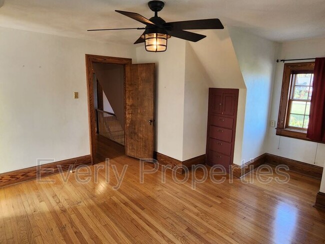 Building Photo - 120 68th Pl