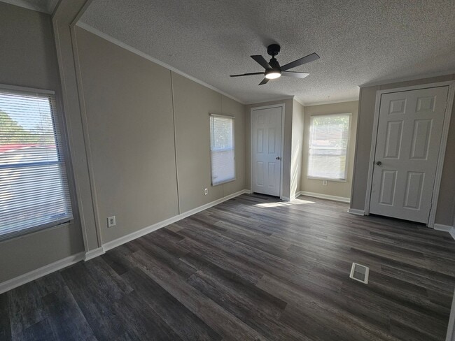 Building Photo - NEW LISTING!!!!!