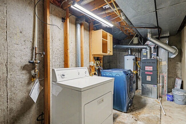 Building Photo - Conveniently Located 3BR/2.5 Bath Townhome