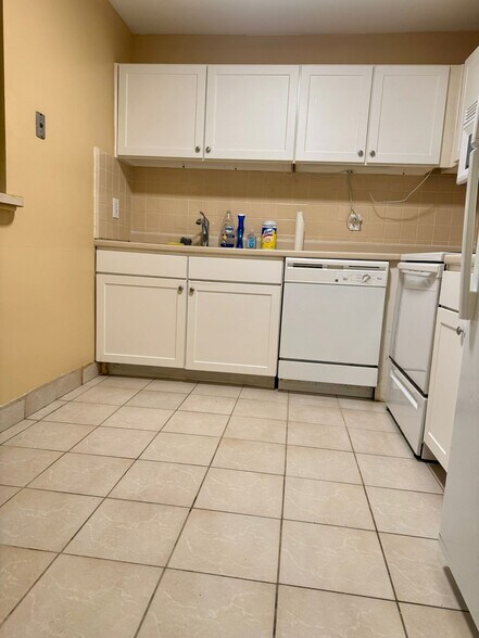 Building Photo - 32 Whites Ave