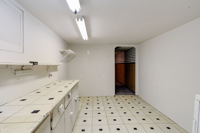 Building Photo - Two Bedroom Two Bathroom House In Baltimore City