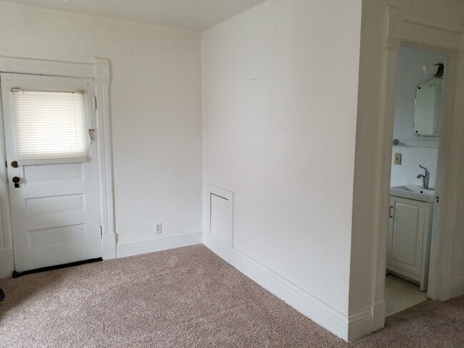 Building Photo - 435 E Centerway St