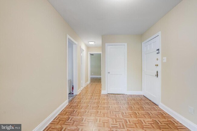 Building Photo - 2726 Washington Blvd