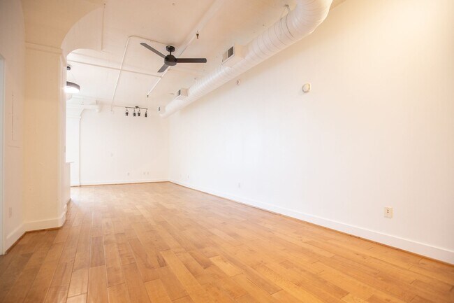 Building Photo - North Block Condo Available- Fully Remodeled Studio !