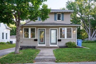Building Photo - Charming 3-Bed Duplex in Minneapolis