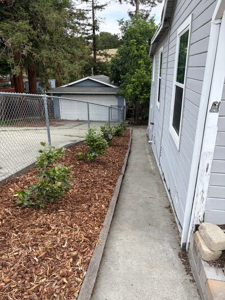 Building Photo - 2320 Saxon St