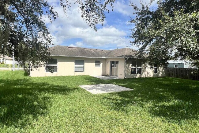 Building Photo - 1755 SW Import Dr