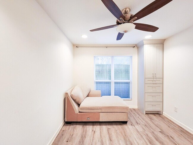 Building Photo - 3900 Woodchase Dr