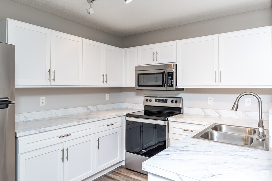 2BR, 1,5BA - 1,000SF - Kitchen - Sunbury Commons