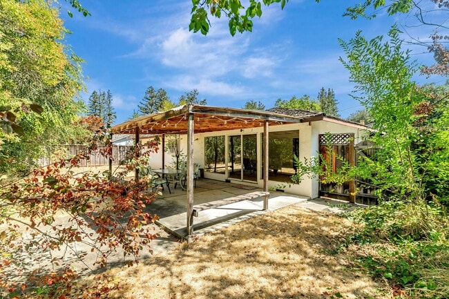 Building Photo - Classic Ranch Style Home in Top School Dis...
