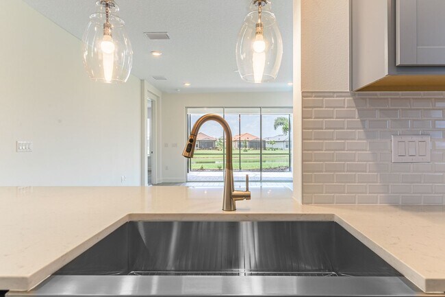 Building Photo - Stunning 2 Bed/2 Bath Home in Esplanade wi...