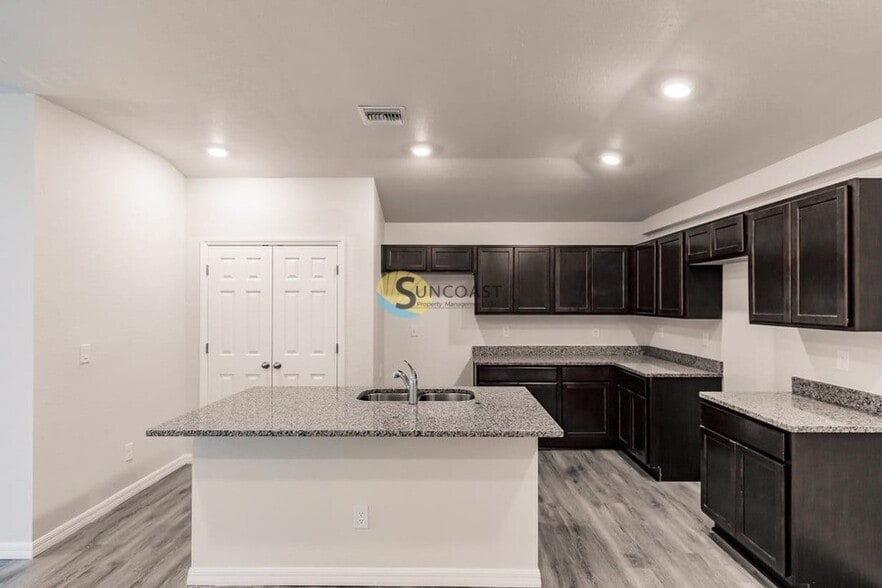 Building Photo - 3851 Hollycrest St