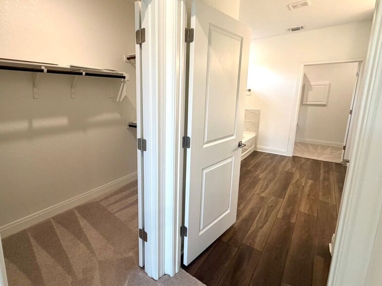 Building Photo - 125 Slenderleaf Dr