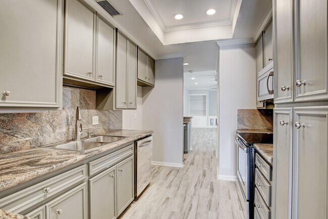 Building Photo - 7527 Del Monte Dr