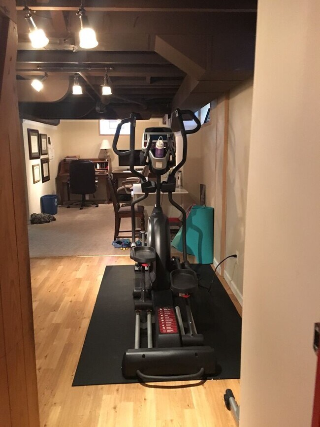 Building Photo - Comfortable house in prime location near the U of M Stadium!