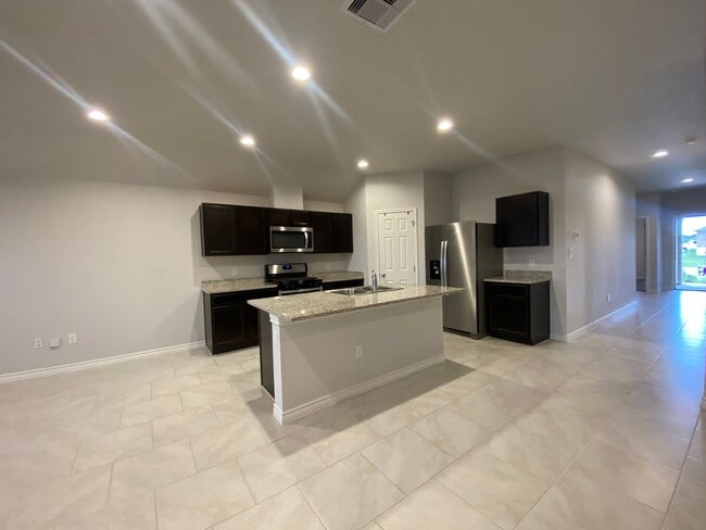 Building Photo - NEWER 4 BDRM HOME IN FLOUR BLUFF ISD!