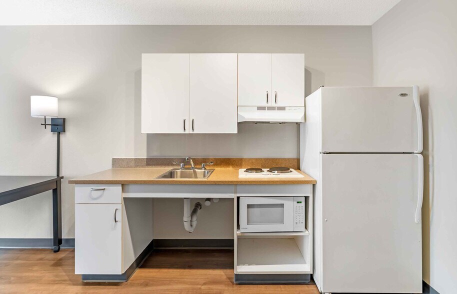 Building Photo - Furnished Studio-Tampa - Airport - Spruce Street