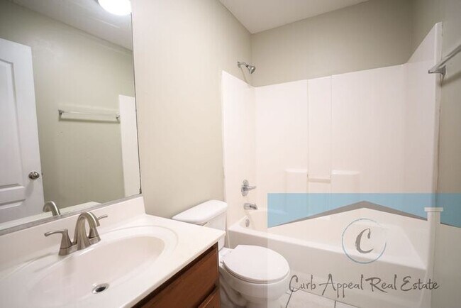 Building Photo - Utilities included!! Internet included!! Spacious 2 bed /2 full bath apt - includes washer/dryer